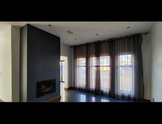 5 BEDROOM HOUSE FOR SALE IN GLEN ERASMIA